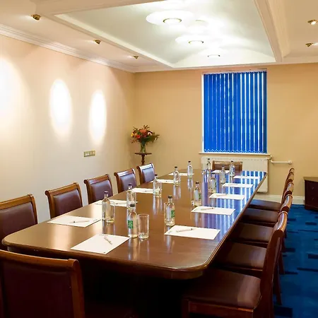 Park By Radisson Airport